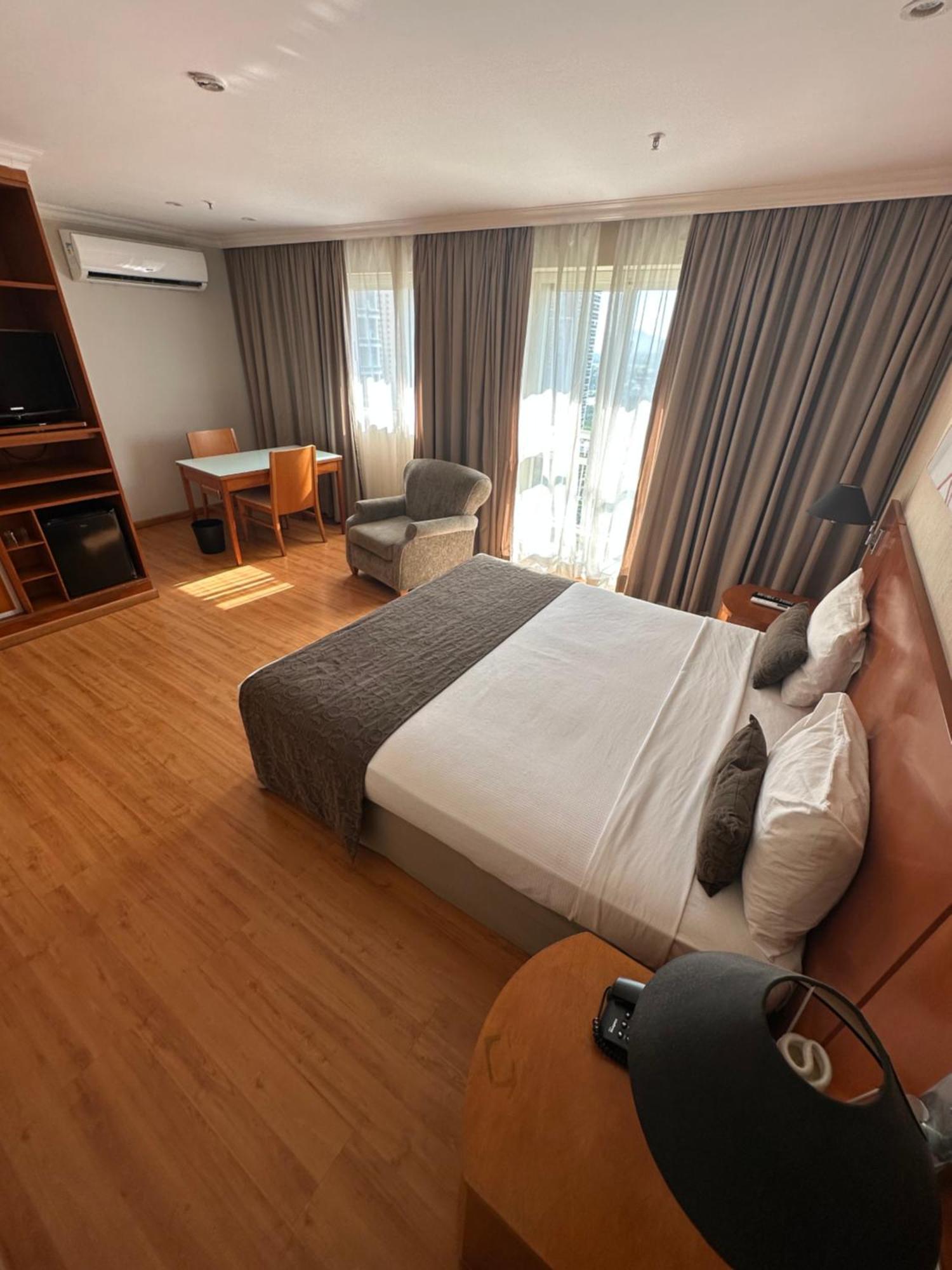 Flat Com Vista Panoramica -15- Na Barra Da Tijuca - Estacionamento Gratuito - Frigobar - Ar Condicionado - Piscina - Academia - Balsa Para Praia Gratis - Varanda - Vista Parcial Mar E Lagoa Rio de Janeiro Kültér fotó